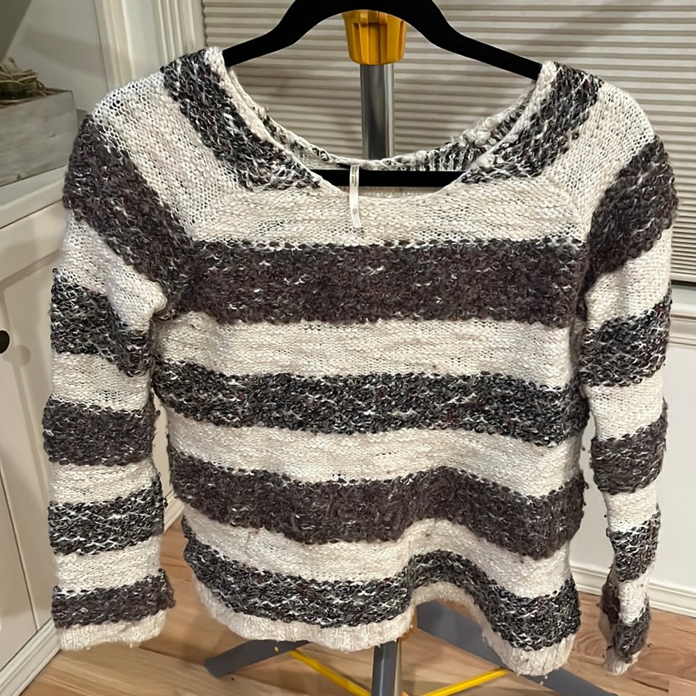 Free people crew neck sweater. Used condition but still so cute. Cream colored.